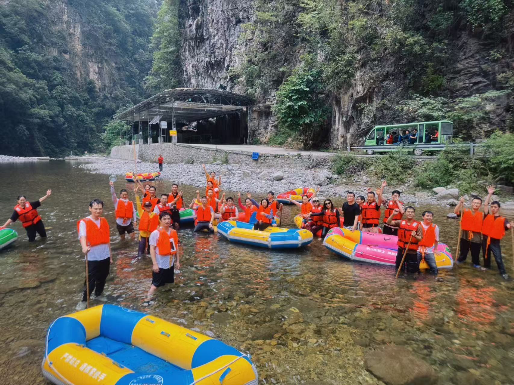 公司工会组织员工漂流活动(图4)